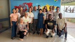 Leigos, religiosas, diáconos e presbíteros reunidos com o professor, Pe. Joachim Andrade, no Centro Cultural Missionário em Brasília/DF
