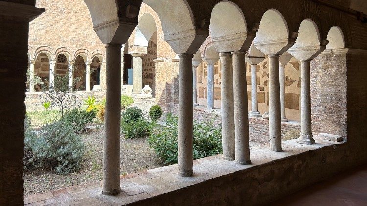 Il chiostro di San Lorenzo fuori le mura - © Paolo Ondarza - Vatican News