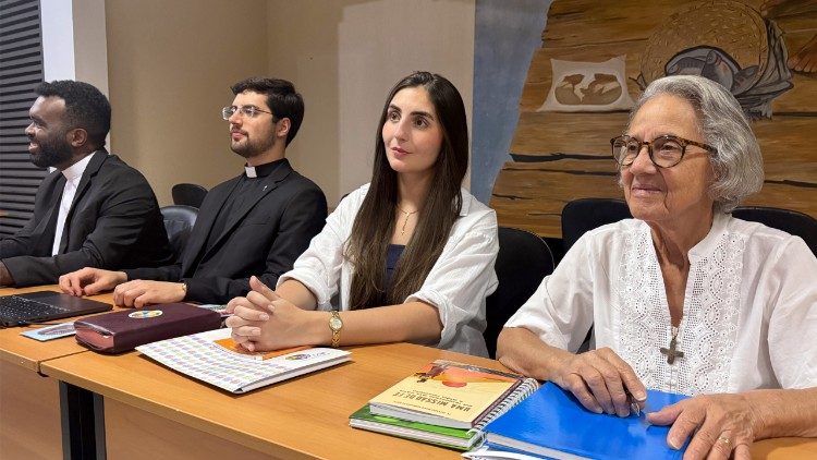 Os di&aacute;conos Victor Machado e Jarbas Ant&ocirc;nio, a leiga Tha&iacute;ssa Crispim e a religiosa Ir. Maria Teixeira Filho em uma das aulas na forma&ccedil;&atilde;o Ad Gentes