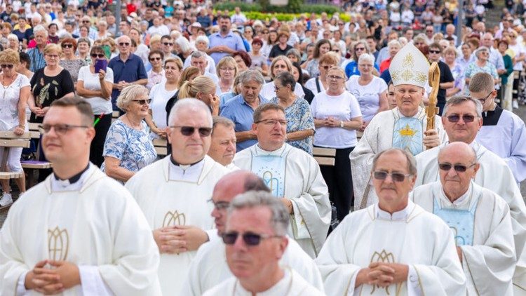 Vjernici Sisačke biskupije s biskupom i svećenicima u Mariji Bistrici (Foto: Stjepan Vego)