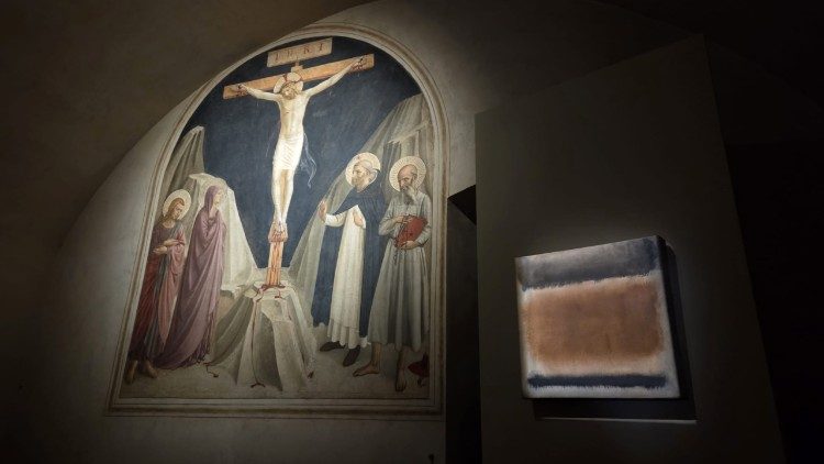 Crocifissione di Beato Angelico accanto a un'opera del 1958 di Mark Rothko. Foto MMM