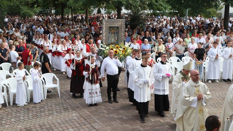 Blagdan Gospe Voćinske pokraj istoimene bazilike u Voćinu (Foto: Požeška biskupija)