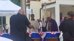 Biskup Jure Bogdan blagoslivlja lijesove s posmrtnim ostatcima hrvatskih žrtava (Foto: Marina Furjan)