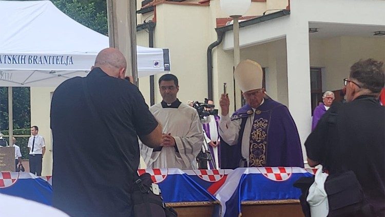 Biskup Jure Bogdan blagoslivlja lijesove s posmrtnim ostatcima hrvatskih žrtava (Foto: Marina Furjan)