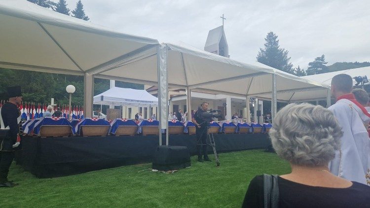 Misa zadušnica kod Spomen-crkve Muke Isusove u Donjem Maclju (Foto: Marina Furjan)