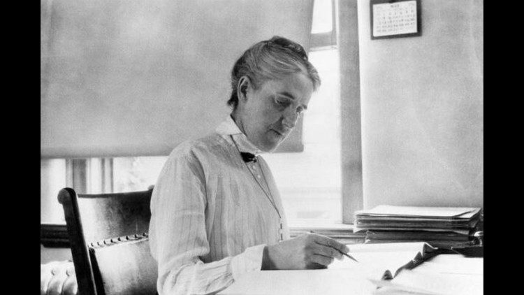 Henrietta Leavitt alla scrivania (Harvard College Observatory, pubblico dominio)