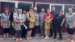 Mujeres ucranianas ocupadas preparando comidas para los soldados en el frente.
