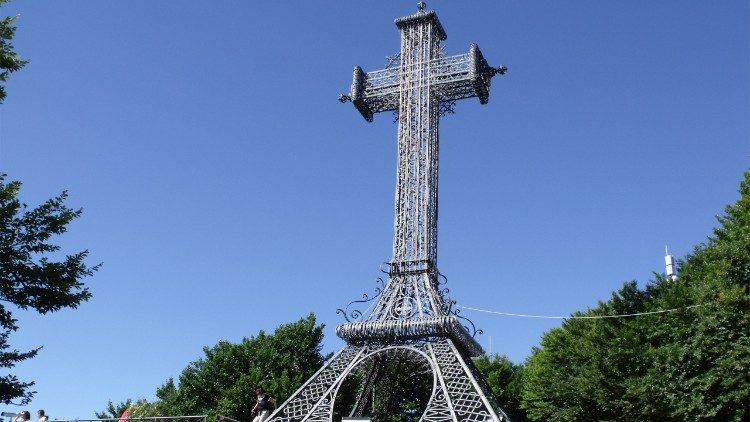 La croix située au sommet du mont Amiata, sur le territoire d’Abbadia San Salvatore, en Toscane (Italie).