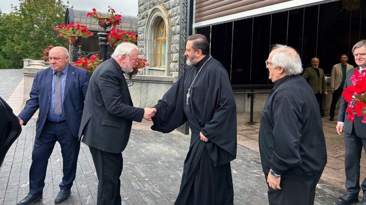 El arzobispo Gallagher fue recibido por el arcipreste Igor Yakimchuk.