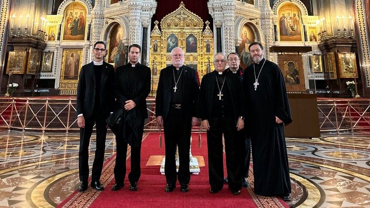 Gallagher y el nuncio d'Aniello en la catedral