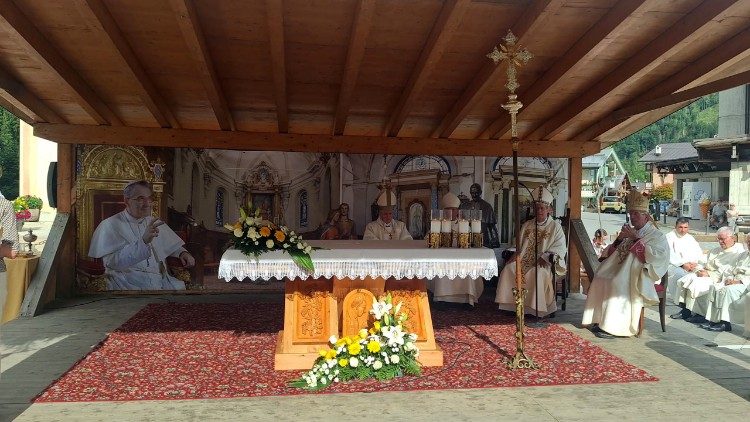 L'altare allestito nella piazza di Canale d'Agordo