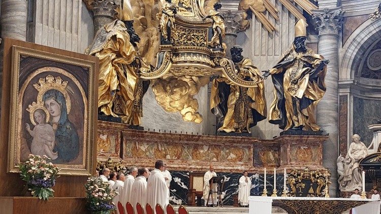 La messa celebrata presso l'Altare della Cattedra