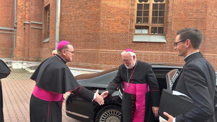 Monse&ntilde;or Dubinin da la bienvenida al arzobispo Gallagher.