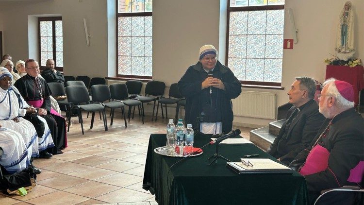 El encuentro de monse&ntilde;or Gallagher con el clero y los religiosos y religiosas en Mosc&uacute;.