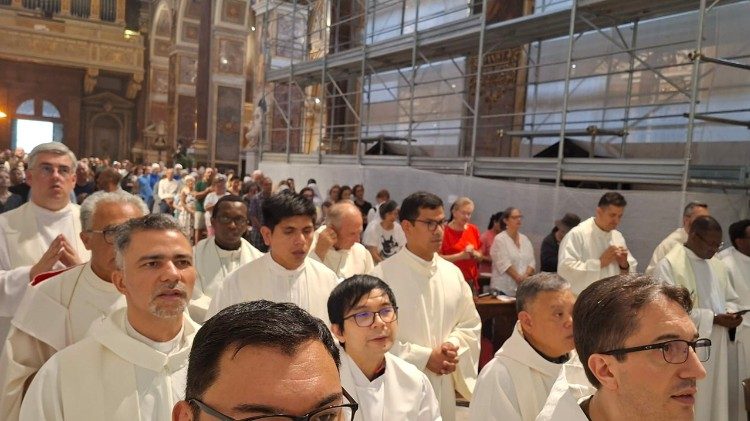 Celebranti e laici presenti alla Messa