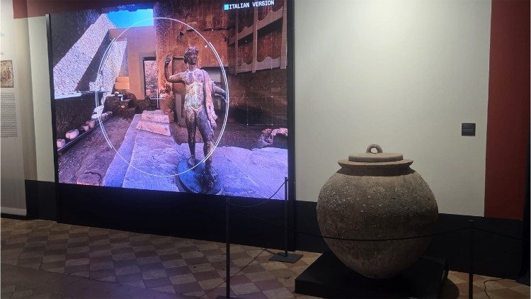 Allestimento della mostra con video immersivo. 