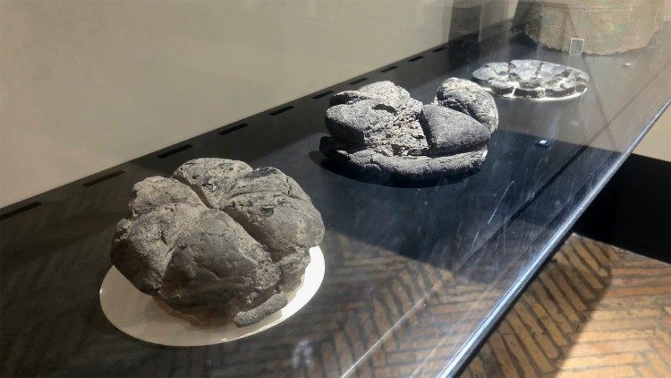 Pane a sei spicchi (panis quadratus), Ercolano, varie provenienze. 