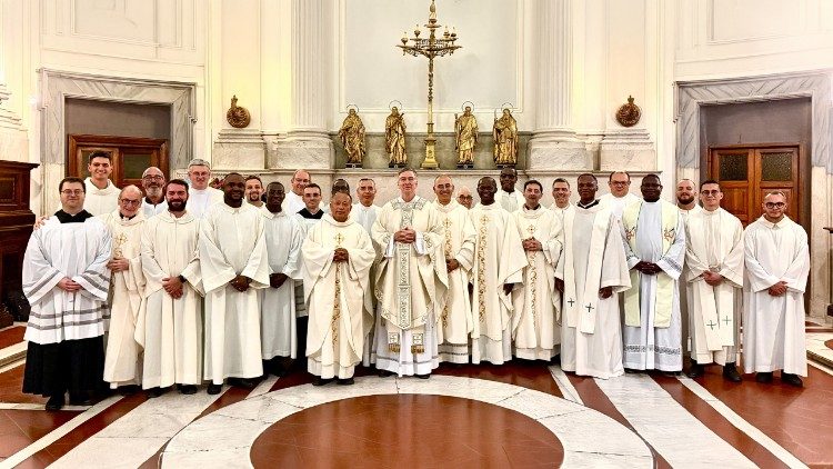 Padre Farrell con i concelebranti