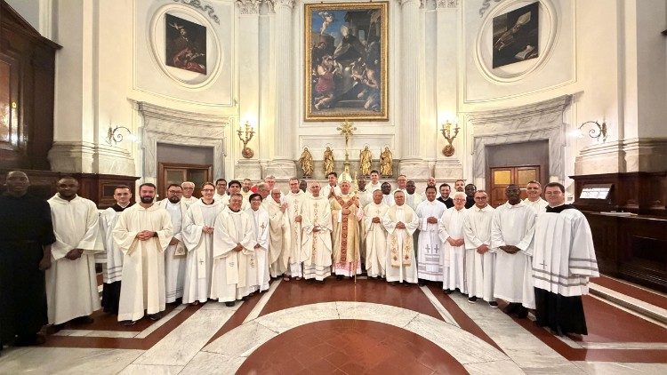 Il cardinale Makrickas con i concelebranti