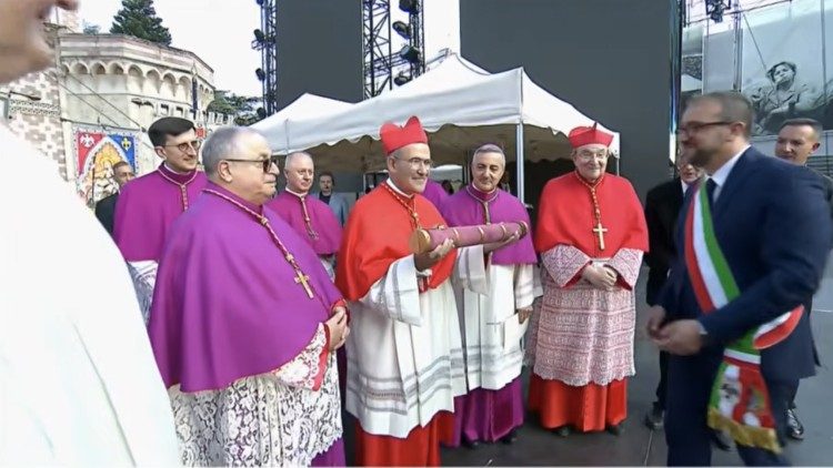 Il cardinale con la Bolla in mano