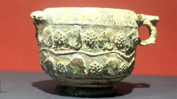 Coppa a due anse (skyphos) decorata a tema vegetale, terracotta invetriata, Ercolano, Area terme suburbane
