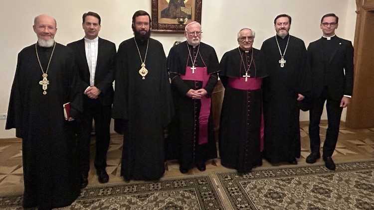 Monsignor Gallagher, il metropolita Antonij e il nunzio monsignor Giovanni d'Aniello con le rispettive delegazioni in visita al Patriarcato di Mosca