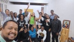 Estudantes juntamente com Jackson Santos, responsável da Comunidade Católica Shalom, em Bejaia.