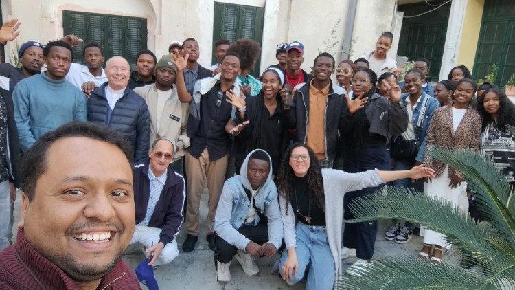 A alegria de estar juntos e viver a f&eacute; e a irmandade