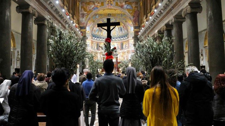 Un momento della veglia di preghiera nella Basilica trasteverina
