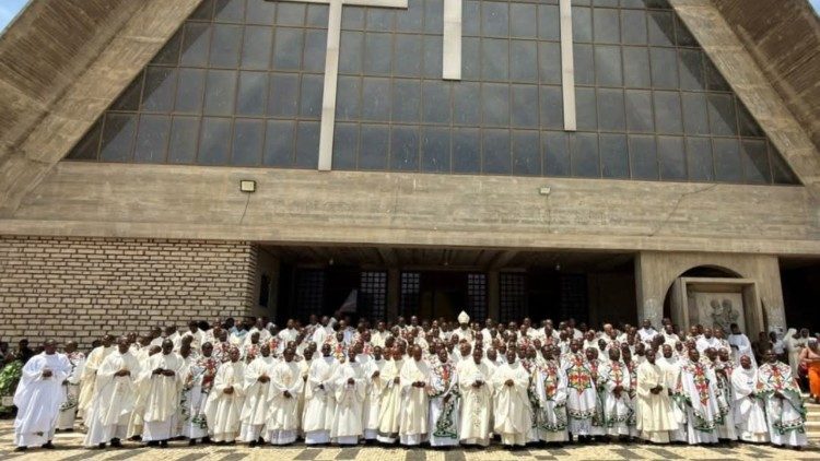 Sacerdotes de Benguela reunidos na S&eacute; Catedral