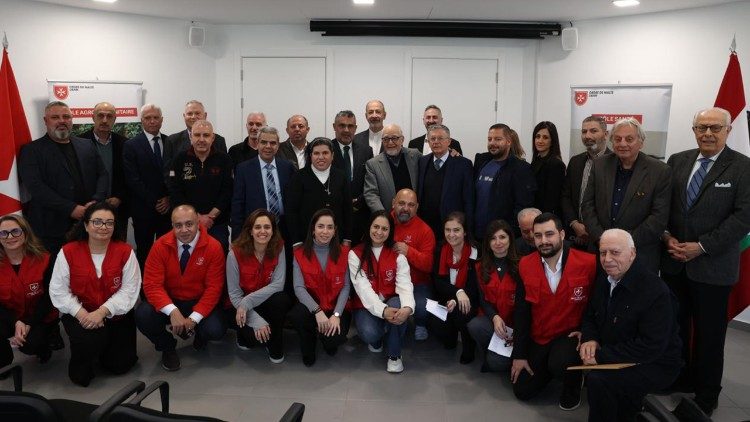 Le pr&eacute;sident de l'Ordre de Malte Liban et les &eacute;quipes avec les pr&eacute;sidents des municipalit&eacute;s des villages frontaliers lors de la r&eacute;union durant la semaine Sainte