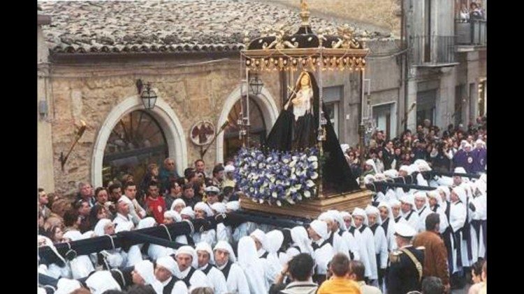 Os homens encapuzados na Via-Sacra de Enna