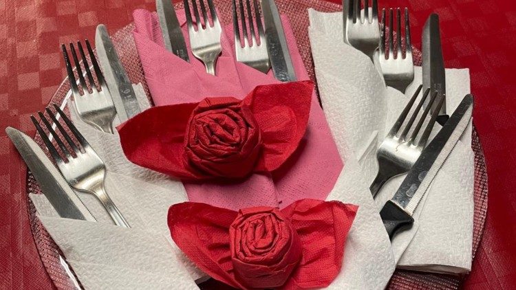 Aziz, artista e ilustrador, tinha posto a mesa com cuidado para a comunidade