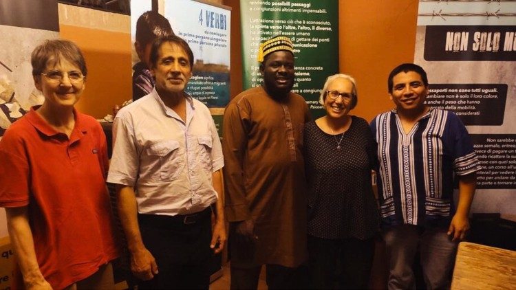 Representantes da casa de acolhimento com membros da Comunidade Mission&aacute;ria de Villaregia