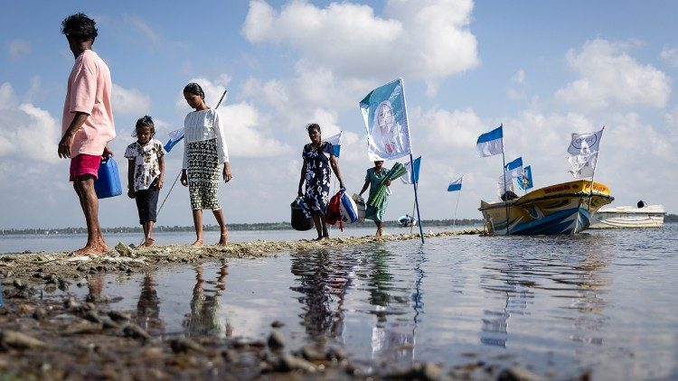 Families arrive on Puvaransanthivu Island