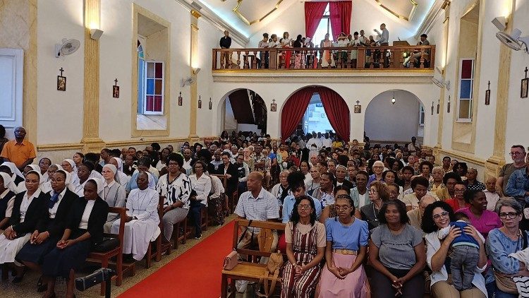 Fi&eacute;is na Missa Crismal