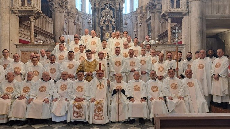 Svećenici Šibenske biskupije s biskupom Tomislavom Rogićem nakon Mise posvete ulja (Foto: Neno Kužina)