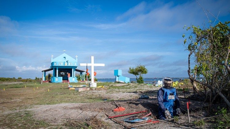 Un démineur de Halo Trut au travail devant l'église Notre-Dame de Velankanni.