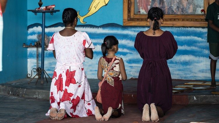 Menschen beten auf der Insel