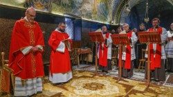 03_Liturgia-della-Passione-del-Signore-sul-Calvario.-Presiede-il-cardinale-Pierbattista-Pi.jpg