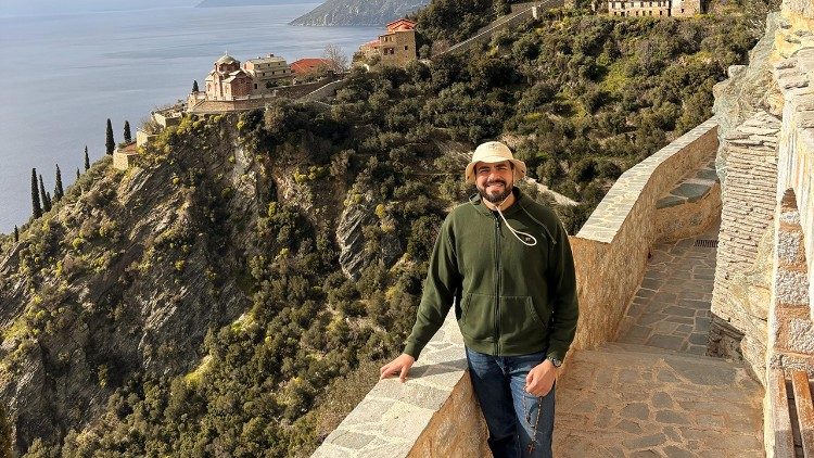 Registro do Pe. Robison durante visita &agrave; Igreja de Santa Ana, Monte Athos. (&copy;Arcevo pessoal)