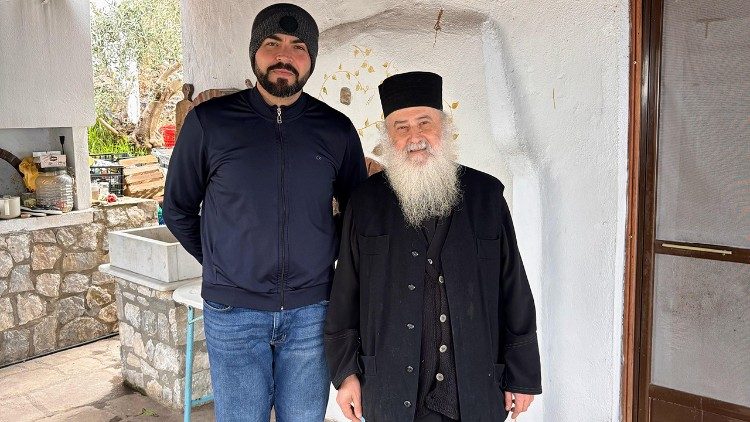Registro do Padre Robison com o Padre Gabriel, um hieromonge dedicado à arte iconográfica, no Monte Athos (©Arcevo pessoal)