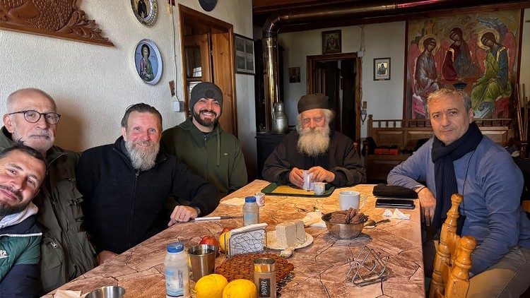Padre Robison e parte do grupo de peregrinos no eremit&eacute;rio do Padre Jos&eacute;, um lugar onde a simplicidade e a acolhida revelam a for&ccedil;a da espiritualidade athonita. (&copy;Arcevo pessoal) 