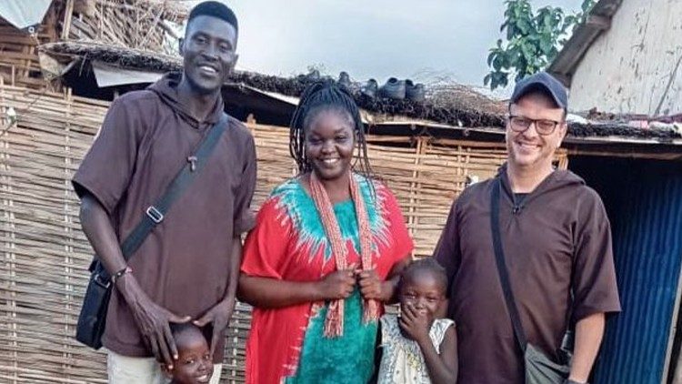 O Pe. Federico Gandolfi com os paroquianos