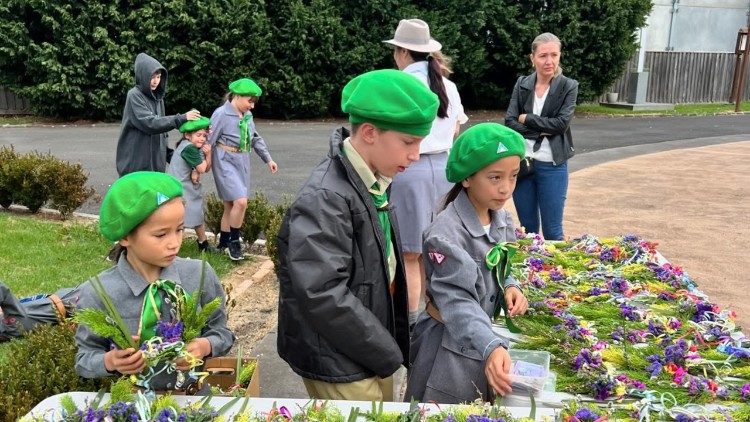 W Niedzielę Palmową dzieci i młodzież przygotowują palmy
