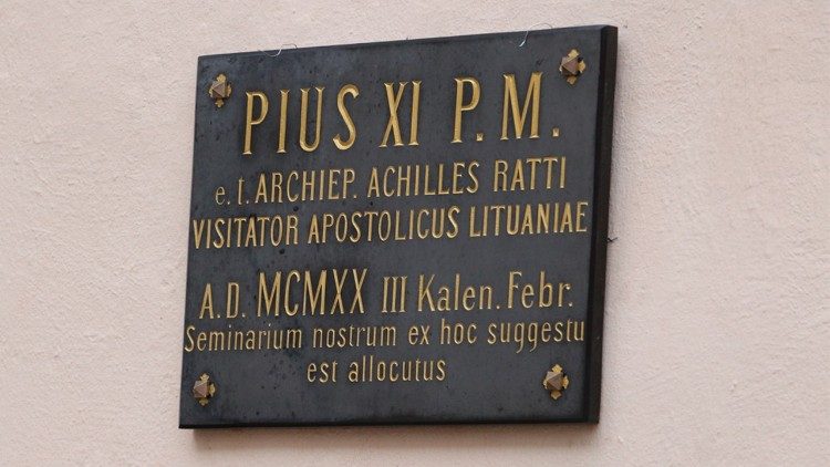 Kauno kunigų seminarijos nuotr. / Atminimo lenta popiežiui Pijui XI, kaip apaštaliniam administratoriui apsilankiusiam Kaune 1920 m.
