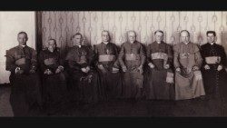 Nuotr. iš Kauno arkivyskupijos archyvo / 1926 m. Lietuvos bažnytinės provincijos ganytojai (iš kairės): Kazimieras Paltarokas, Antanas Karosas, Juozapas Jonas Skvireckas, apaštalinis vizitatorius Jurgis Matulaitis, Pranciškus Karevičius, Justinas Staugaitis, Juozapas Kukta, Mečislovas Reinys