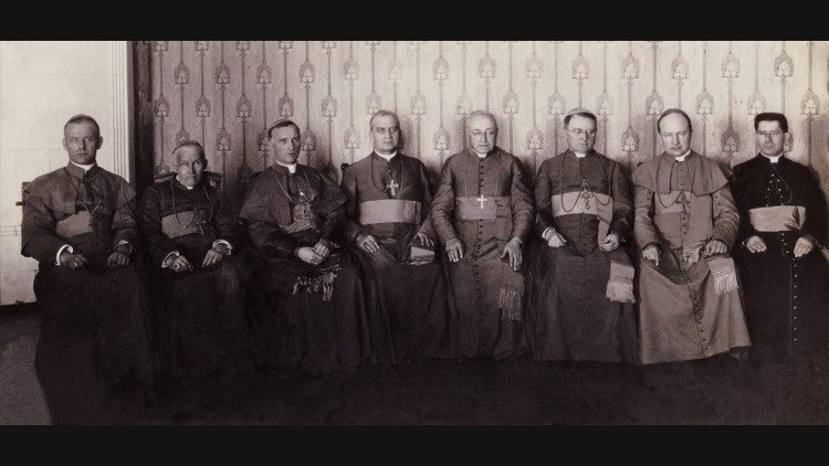 Nuotr. iš Kauno arkivyskupijos archyvo / 1926 m. Lietuvos bažnytinės provincijos ganytojai (iš kairės): Kazimieras Paltarokas, Antanas Karosas, Juozapas Jonas Skvireckas, apaštalinis vizitatorius Jurgis Matulaitis, Pranciškus Karevičius, Justinas Staugaitis, Juozapas Kukta, Mečislovas Reinys