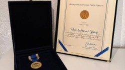 Presidentja e Republikës së Kosovës Sh. S. Vjosa Osmani - Sadriu i ndau Medaljen Presidenciale “Shën Tereza”, post mortem, “Dom Kelmend Spaqin"