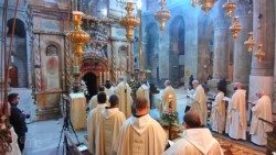 Пасхално бдение пред параклиса на Гроба Господен в Йерусалим